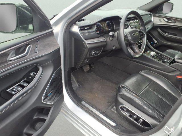 Used 2021 Jeep Grand Cherokee L Overland w/ Luxury Tech Group IV AWD/4WD image 9