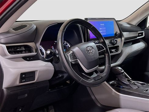 Used 2023 Toyota Highlander XLE image 7