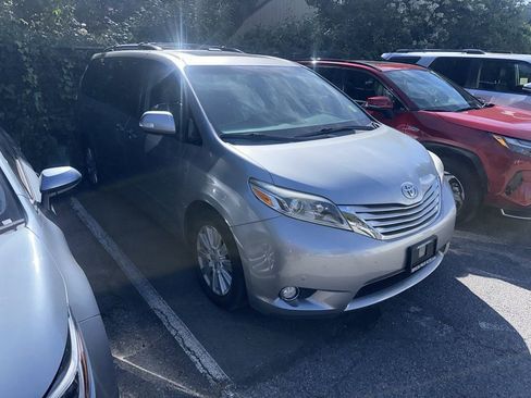 Used 2017 Toyota Sienna Limited image 1