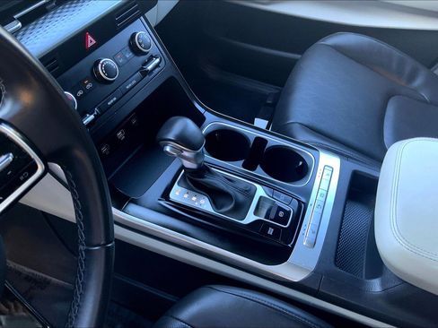 Used 2024 Kia Carnival LX image 19