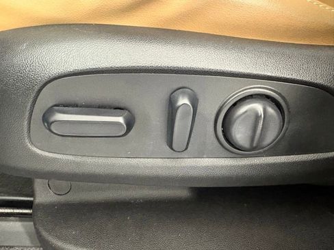 Used 2018 Buick Enclave Essence image 11