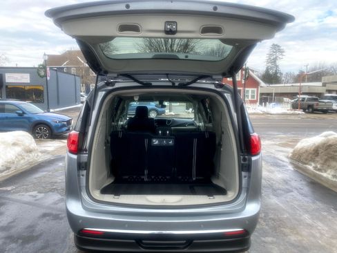 Used 2018 Chrysler Pacifica Touring-L w/ Tire & Wheel Group image 5