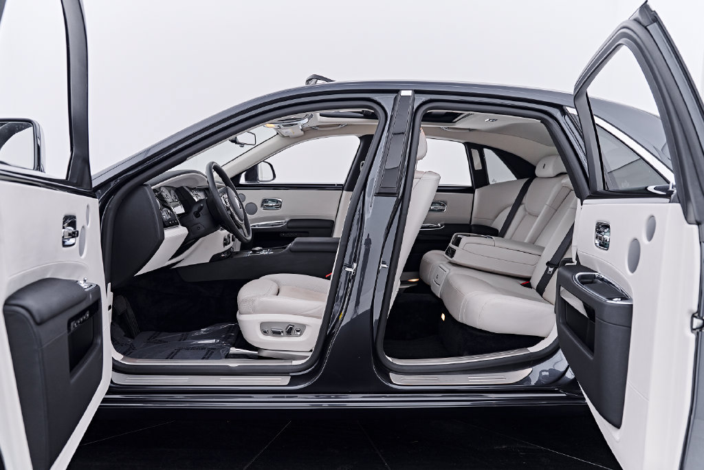 Used 2016 Rolls-Royce Ghost RWD image 37