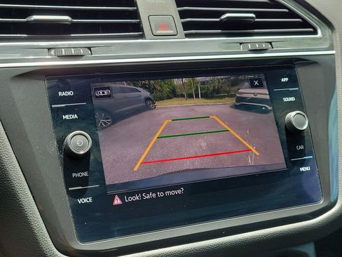 Used 2022 Volkswagen Tiguan SE w/ Panoramic Sunroof Package image 24