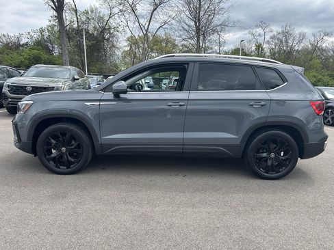 Used 2023 Volkswagen Taos SE w/ Black Wheel Package image 4