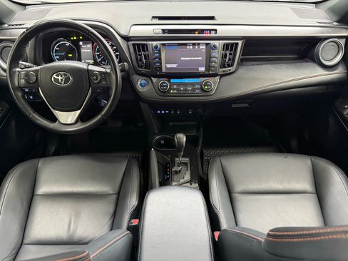 Used 2017 Toyota RAV4 SE image 2