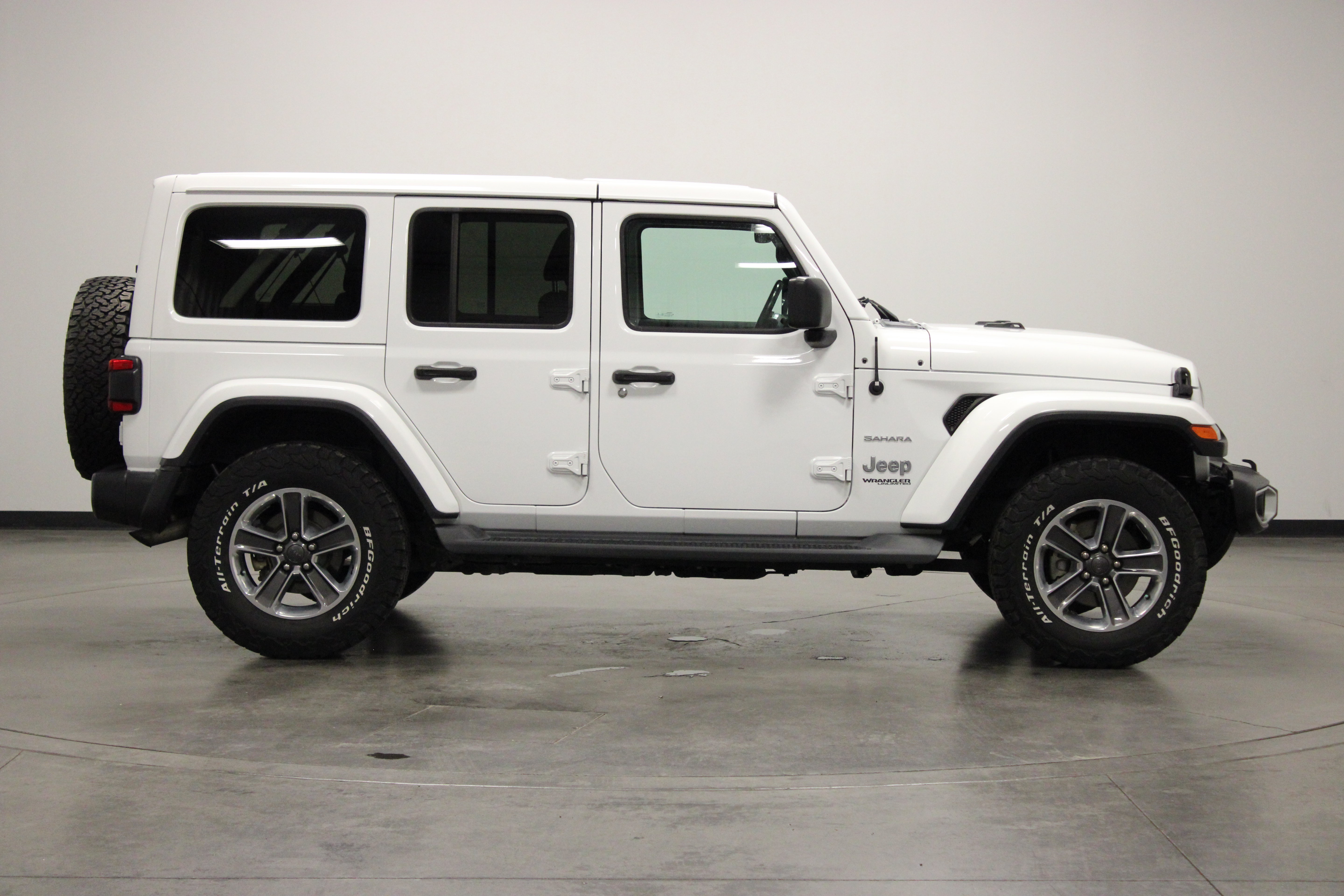 Used 2019 Jeep Wrangler Unlimited Sahara w/ LED Lighting Group AWD/4WD image 9