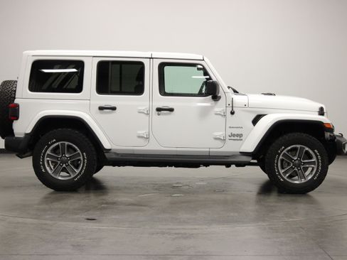 Used 2019 Jeep Wrangler Unlimited Sahara w/ LED Lighting Group AWD/4WD image 9