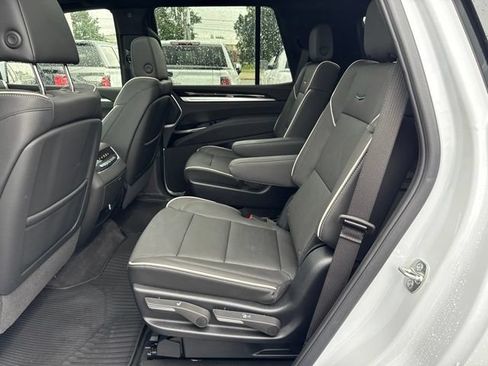 Certified 2026 Cadillac Escalade Luxury w/ LPO, Radiant Package AWD/4WD image 19