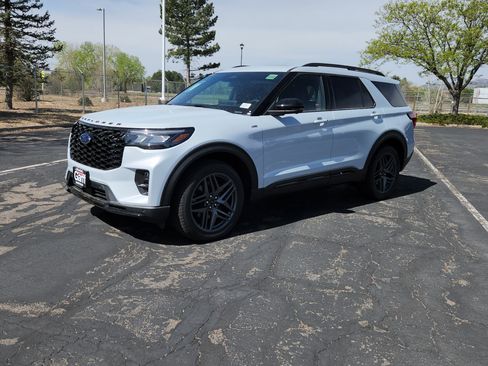 New 2026 Ford Explorer ST-Line w/ ST-Line Street Pack AWD/4WD image 3