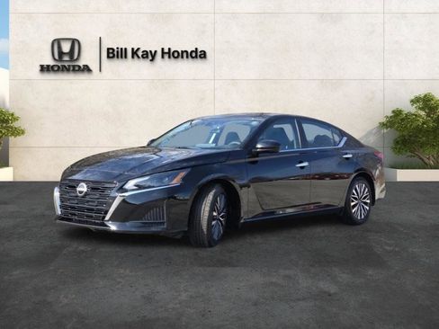 Used 2024 Nissan Altima 2.5 SV w/ SV Premium Package image 7