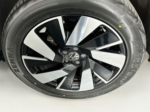 Used 2025 Volkswagen Atlas Cross Sport SE FWD image 11
