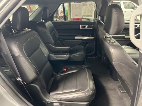 Used 2022 Ford Explorer XLT w/ Equipment Group 202A image 10