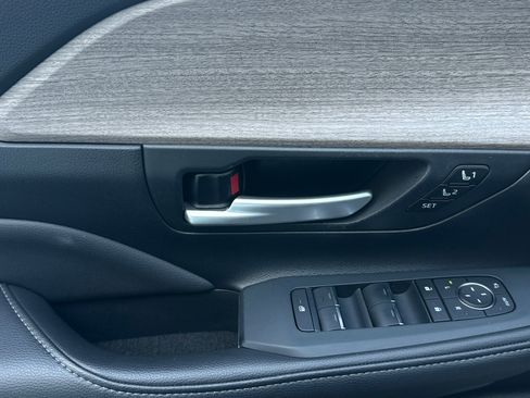 Used 2025 Toyota Grand Highlander FWD image 11