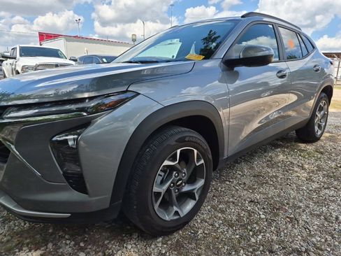 Used 2025 Chevrolet Trax LT w/ LT Convenience Package image 1