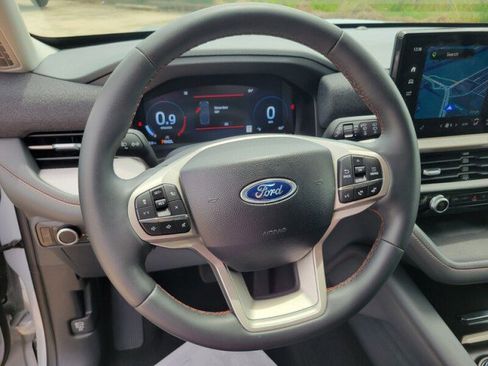 Used 2025 Ford Explorer Active AWD/4WD image 12