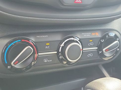 Used 2025 Kia Soul LX w/ LX Technology Package FWD image 25