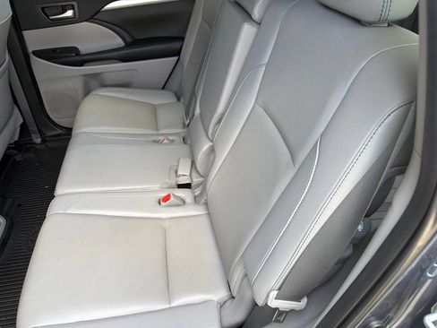Used 2019 Toyota Highlander XLE AWD/4WD image 10