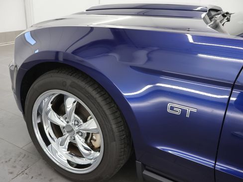Used 2010 Ford Mustang GT Premium RWD image 32