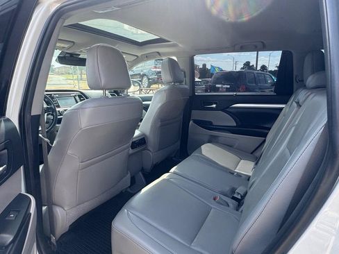 Used 2019 Toyota Highlander XLE FWD image 11