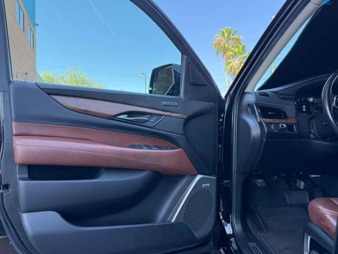 Used 2019 Cadillac Escalade ESV Luxury RWD image 36