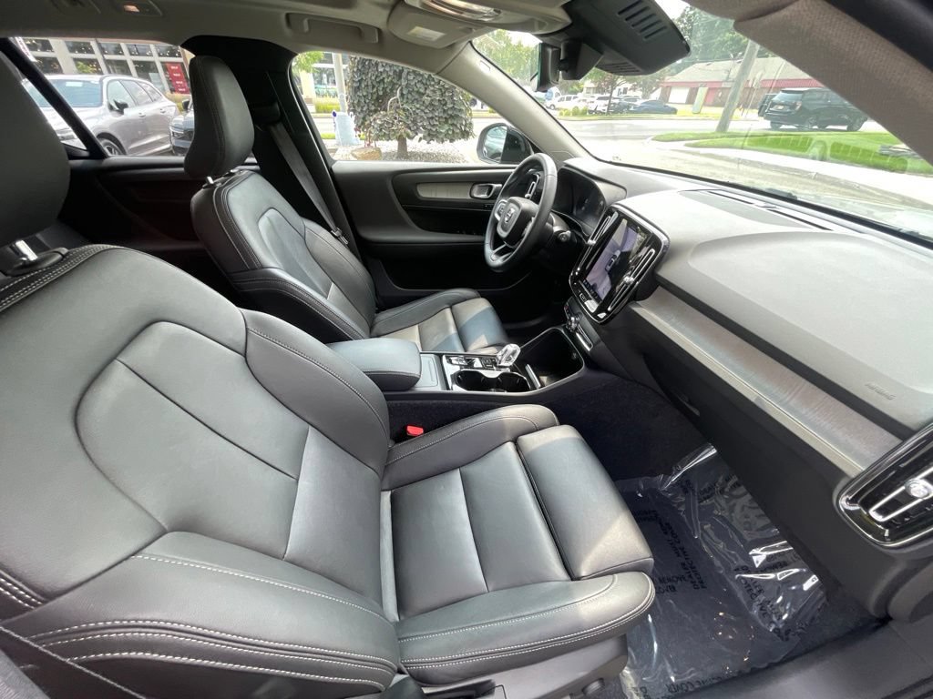 Certified 2025 Volvo XC40 B5 Plus AWD/4WD image 16