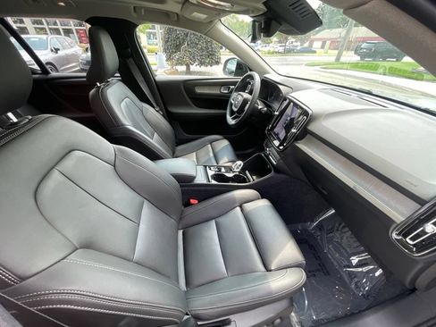Used 2025 Volvo XC40 B5 Plus AWD/4WD image 16