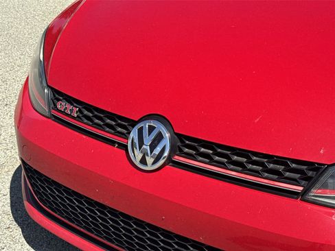 Used 2017 Volkswagen GTI SE FWD image 10