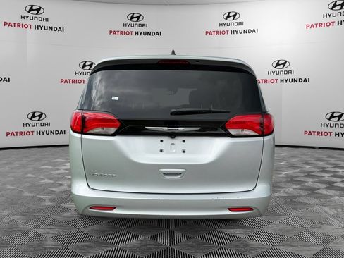 Used 2023 Chrysler Voyager LX FWD image 4