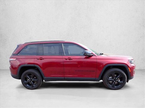 Used 2023 Jeep Grand Cherokee Limited w/ Black Appearance Package AWD/4WD image 8