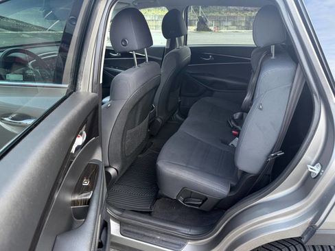 Used 2019 Kia Sorento LX w/ LX Convenience Package image 13