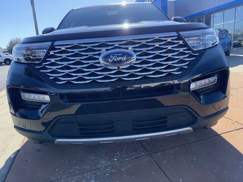 Used 2022 Ford Explorer Platinum w/ Equipment Group 601A AWD/4WD image 2