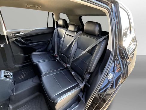 Used 2021 Volkswagen Tiguan SE image 24