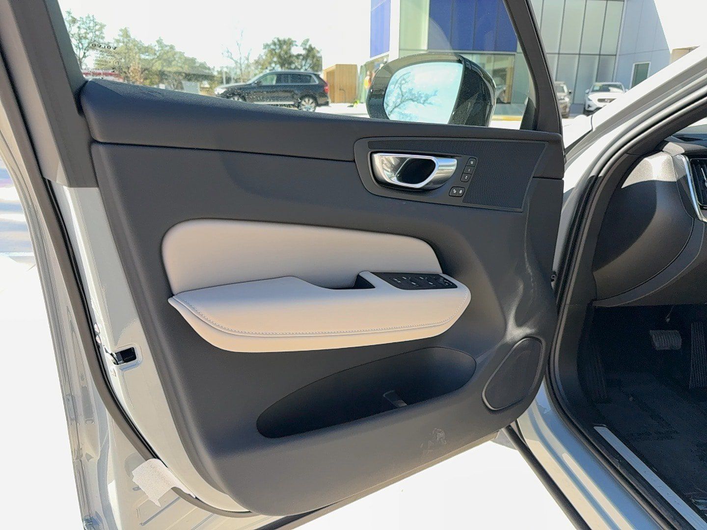 New 2026 Volvo XC60 B5 Plus w/ Protection Package Premier AWD/4WD image 11