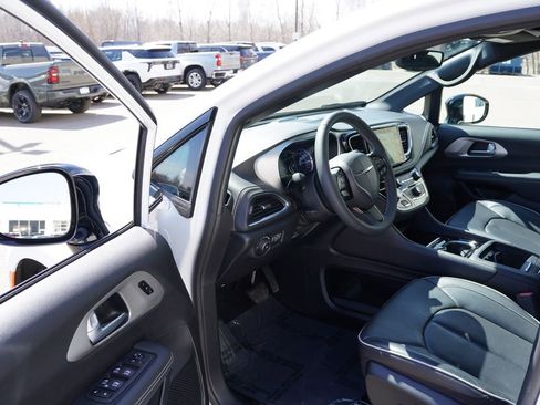 Certified 2024 Chrysler Pacifica Premium image 15