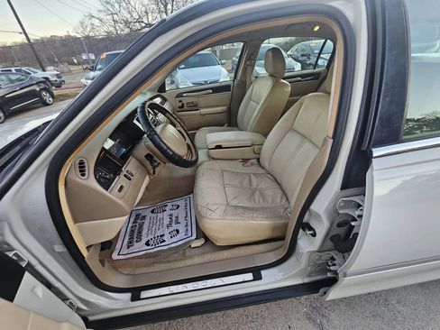 Used 2006 Lincoln Town Car Signature Limited image 7
