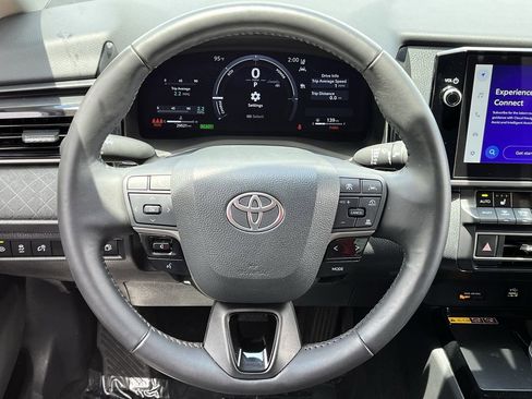 Used 2025 Toyota Camry XLE FWD image 11