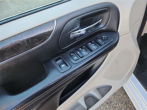 Used 2014 Chrysler Town & Country Touring image 21