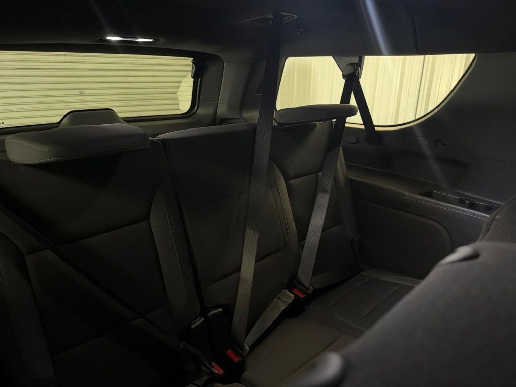 Used 2025 Chevrolet Suburban LS RWD image 21