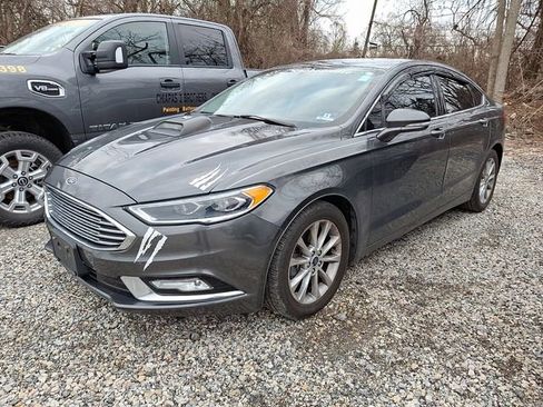 Used 2017 Ford Fusion SE w/ Fusion SE Technology Package image 3