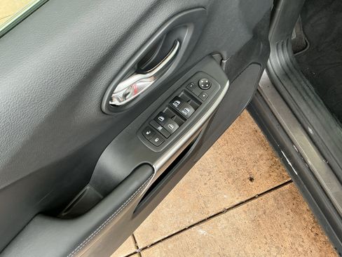 Used 2019 Jeep Cherokee Latitude Plus w/ Comfort/Convenience Group image 15