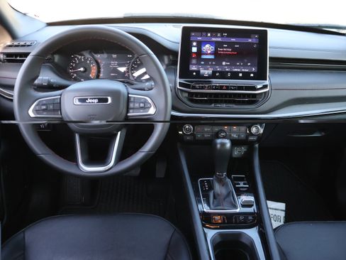 Used 2025 Jeep Compass Trailhawk AWD/4WD image 19