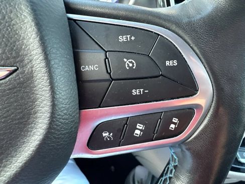Used 2021 Chrysler Pacifica Touring-L w/ Uconnect Theater Family Group FWD image 19