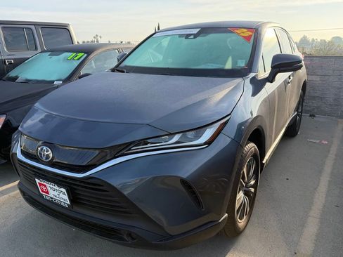 Used 2023 Toyota Venza LE image 3