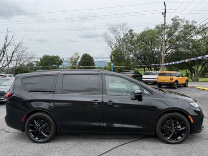 Used 2022 Chrysler Pacifica Touring-L w/ S Appearance Package