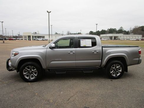 Used 2017 Toyota Tacoma Limited image 2