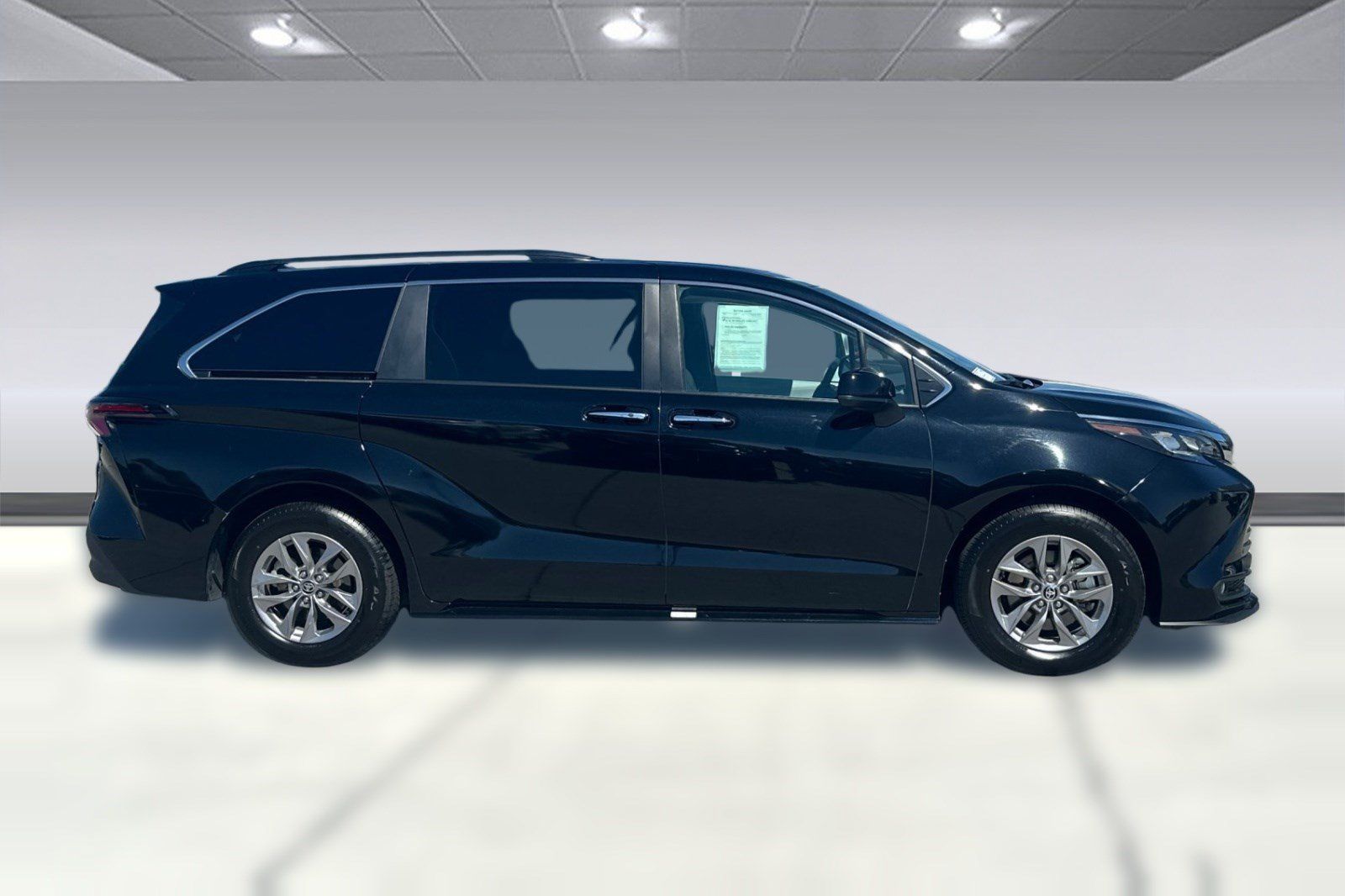 Used 2026 Toyota Sienna XLE FWD image 7