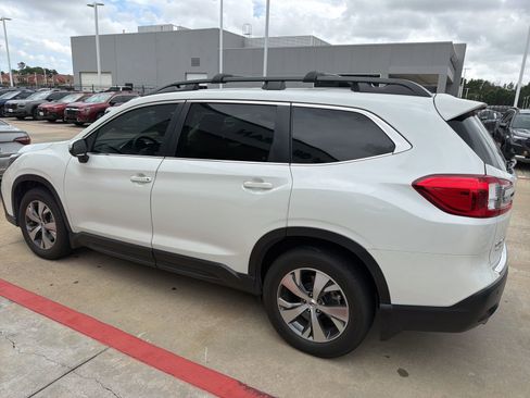 Used 2023 Subaru Ascent Premium w/ Convenience Package image 2