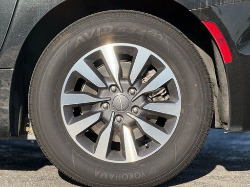 Used 2024 Chrysler Pacifica Select image 3