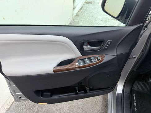 Used 2017 Toyota Sienna Limited Premium AWD/4WD image 15